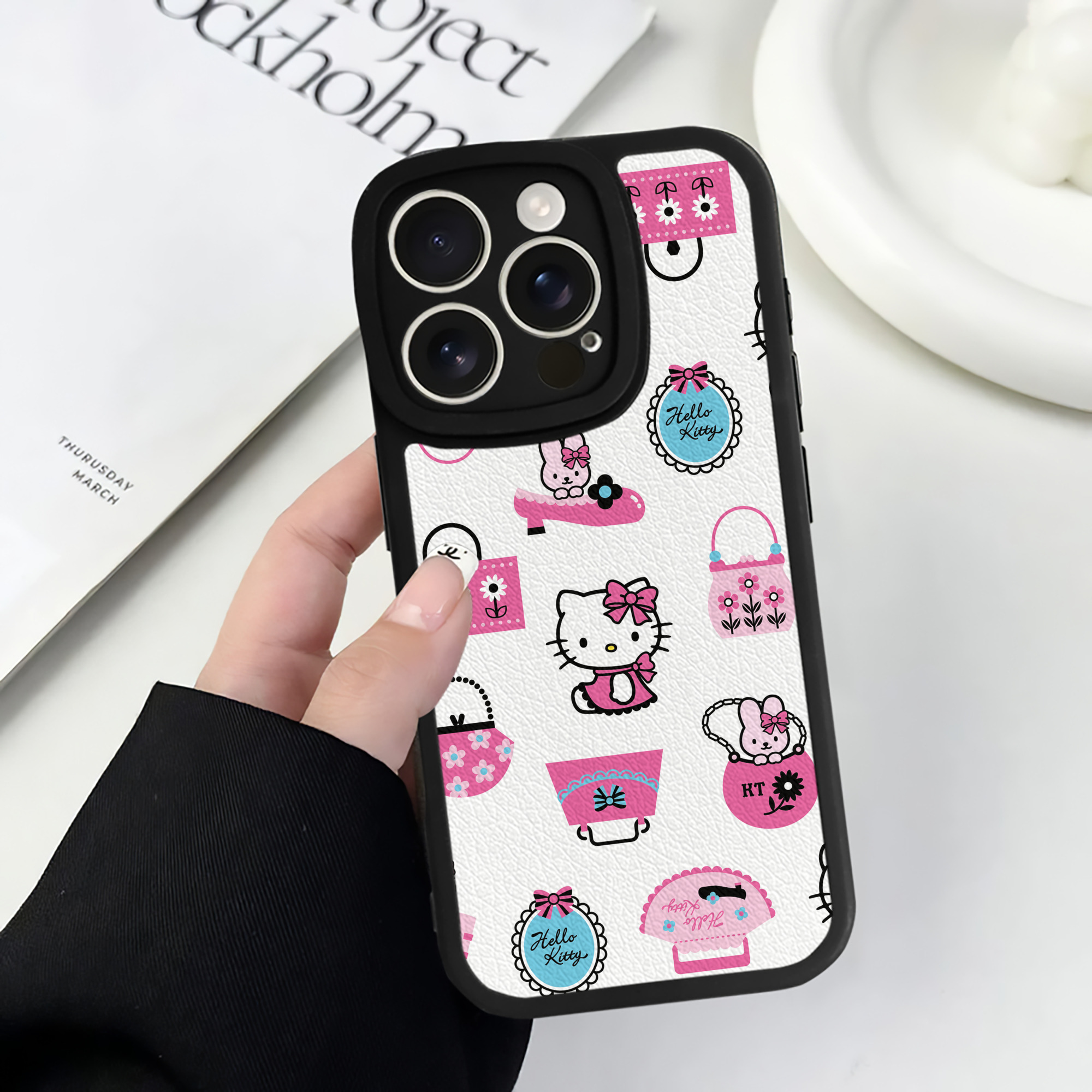 （画像用） Hello Kitty ハローキティ 【iPhone 16シリーズ対応】シリコンスマホケース（レザー調） 材質：シリコン